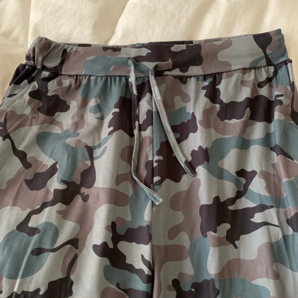 Boutique Camo silk joggers - Picture 2 of 4